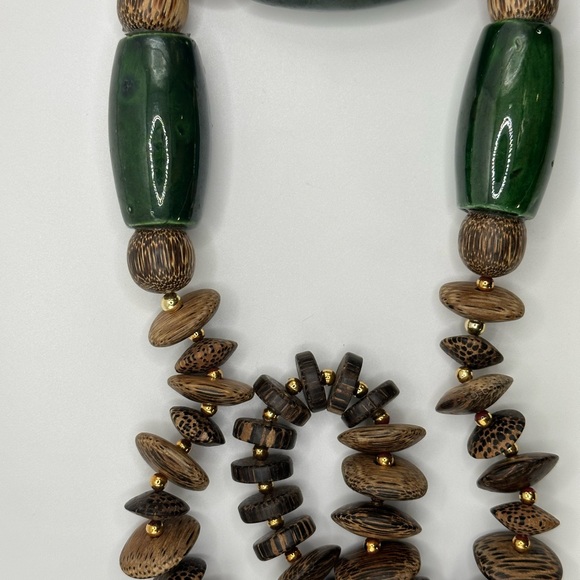 Huge safari look necklace with wood and three intriguing hunter green pieces - Picture 10 of 16